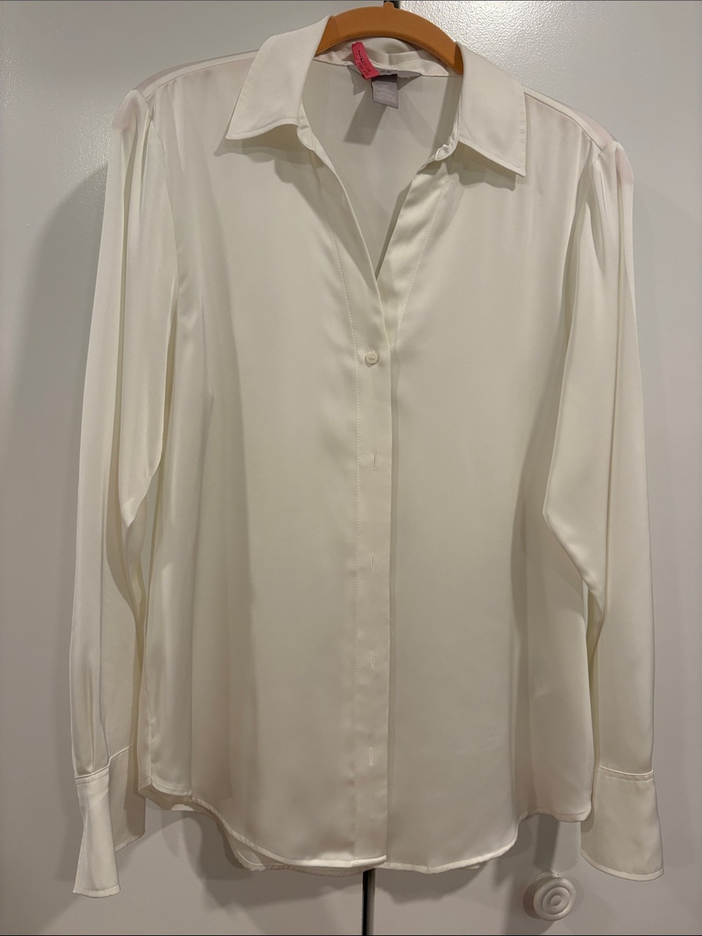 H&M off white button down blouse with 2 button cuffs.